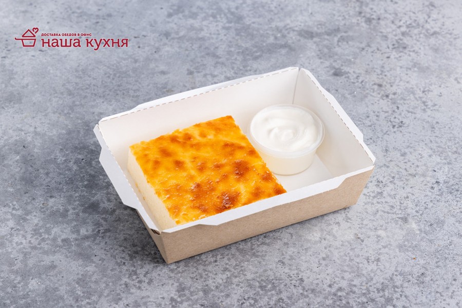 Запеканка творожная с изюмом и сметаной